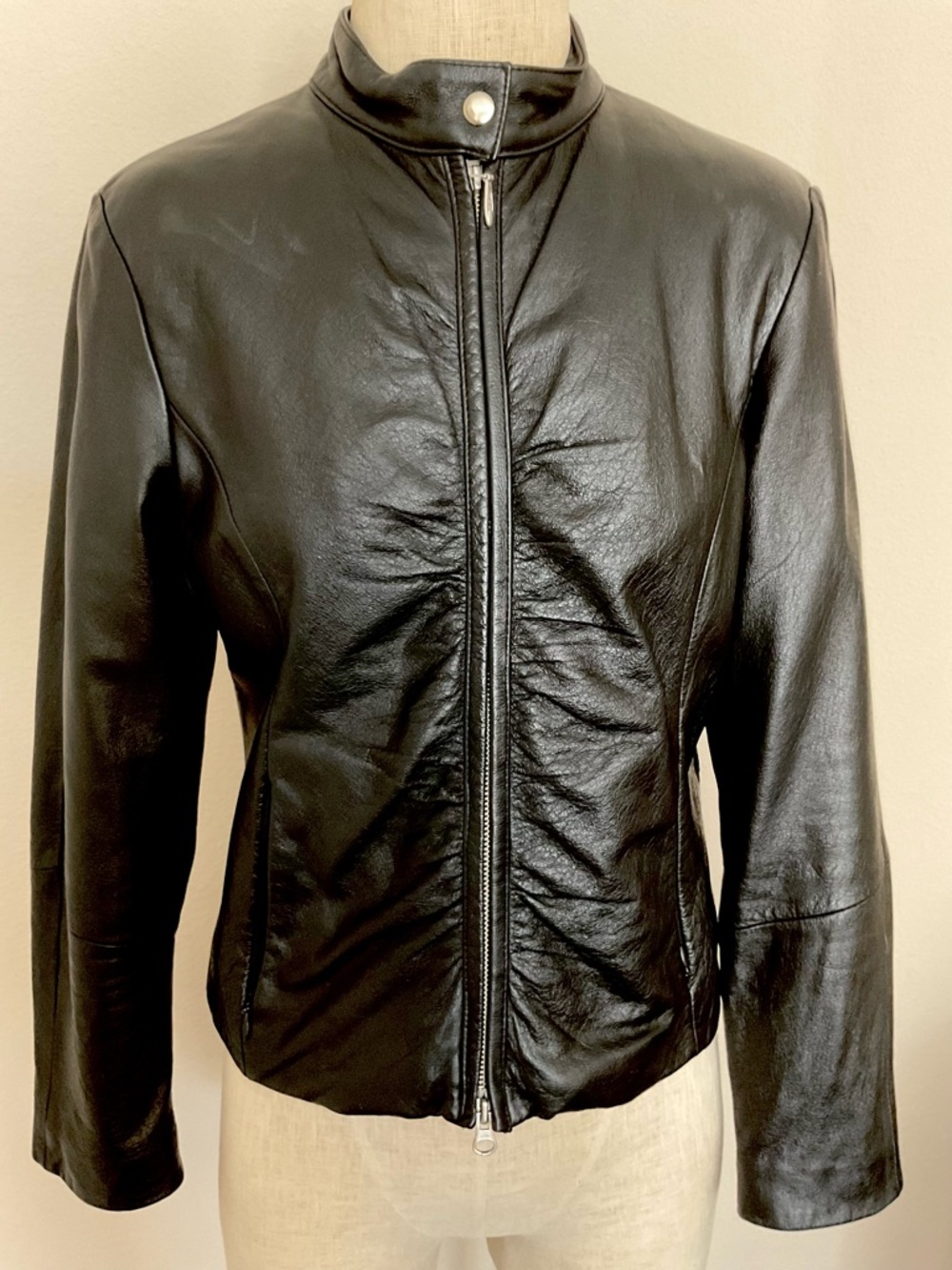 Wilsons Leather Women's Black Zip-Front Leather Jacket. Size Medium.
